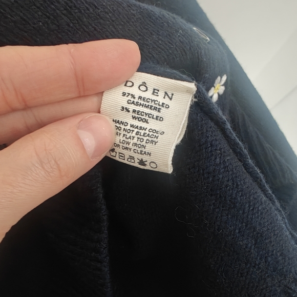 DÔEN Cashmere Scoop Neck Sweater - Picture 5 of 7